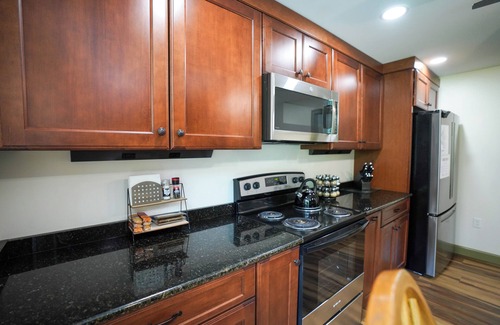 Brockton Appartement | Historic Sears & Roebuck River Home Penthouse: The Village at Houser's Crossing