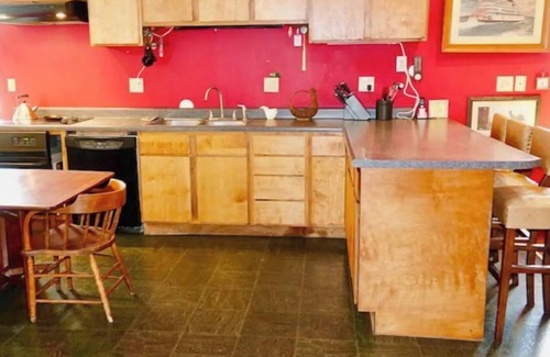 Springfield Maison | Historic skatepark w/ Hot Tub located near Abe Lincoln's home!