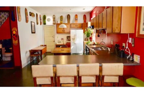 Springfield Maison | Historic skatepark w/ Hot Tub located near Abe Lincoln's home!