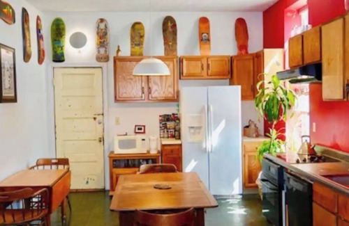 Springfield Maison | Historic skatepark w/ Hot Tub located near Abe Lincoln's home!