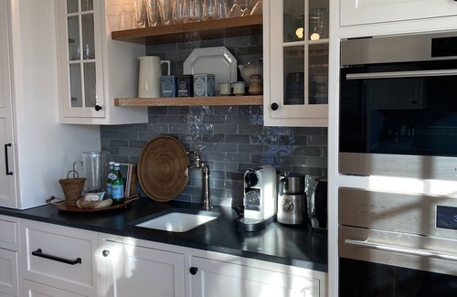 Mystic Maison | Historic Spite House, Captain’s Home, sleeps 10, walk to downtown Mystic!!