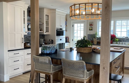 Mystic Maison | Historic Spite House, Captain’s Home, sleeps 10, walk to downtown Mystic!!
