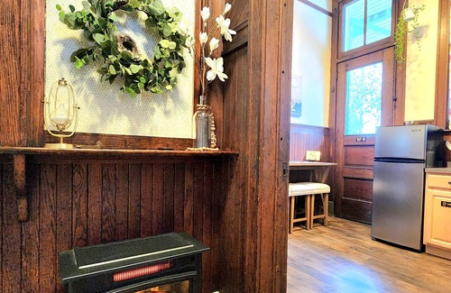Springville Appartement | Historic Springville Train Station 2-Bedroom Hotel Apartment With Private Patio