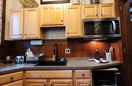Springville Appartement | Historic Springville Train Station 2-Bedroom Hotel Apartment With Private Patio