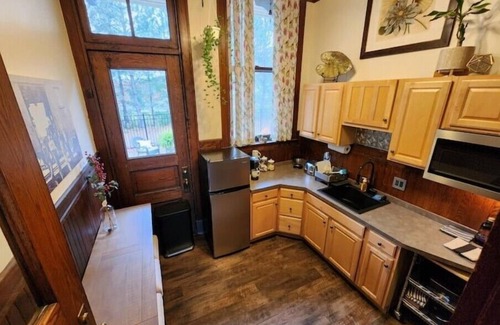 Springville Appartement | Historic Springville Train Station 2-Bedroom Hotel Apartment With Private Patio
