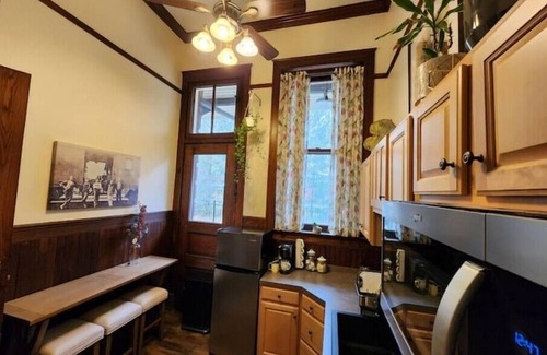 Springville Appartement | Historic Springville Train Station 2-Bedroom Hotel Apartment With Private Patio