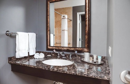 Zion Hôtel | Historic Stay with Balcony and Firepits Near Beach & Theatre l 2 Relaxing Rooms