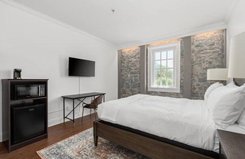 Santa Rosa Appartement | Historic Stonehouse Getaway Minutes to Downtown!