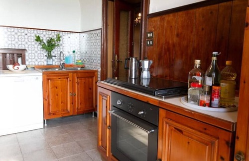 Netro Autre | Historic Town House in Vineyard