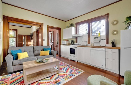 Cortez Hill Maison | Historic Victorian 2 BD in the Heart of Downtown