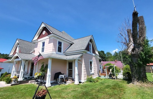 Fries Maison | Historic Victorian New River views w/easy New River Trail access