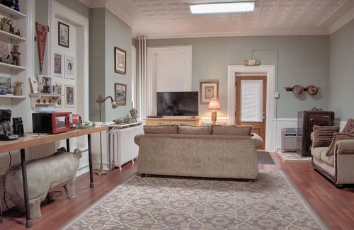 Ranshaw Lit Et Petit-Déjeuner | White House Cherry: Charming B&B with WiFi and AC in Serene Shamokin