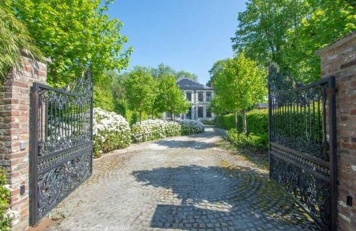 Montignies-sur-Roc Villa | Villa historique au confort moderne, idéale pour famille et groupe avec enfants.