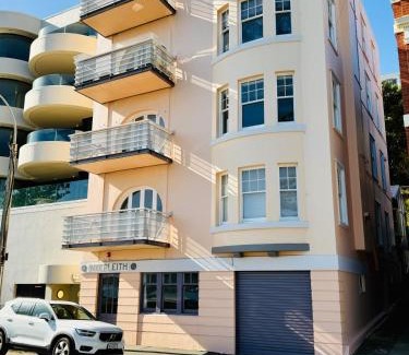 Oriental Bay Appartement | Historical 2 beds apartment with Harbour Views in OBay