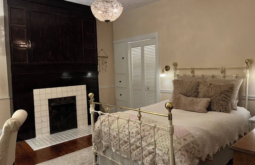 Bakerstown Autre | Historical charm meets modern fun, 3 acres, 6 bds, pool, basketball, bocce - PGH