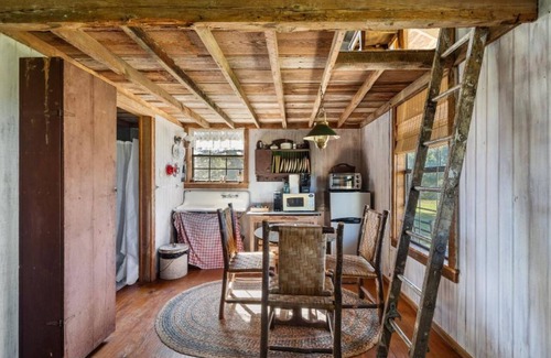 Warrenton Maison | Historical country cabin in Round Top!
