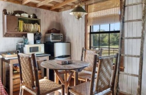 Warrenton Maison | Historical country cabin in Round Top!