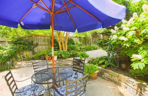 Cleveland Park Maison | Historical home next to Zoo, National Park, metro and shops.