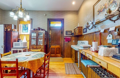 Springfield Maison | Historical Home w/ Modern Conveniences w/ Porches