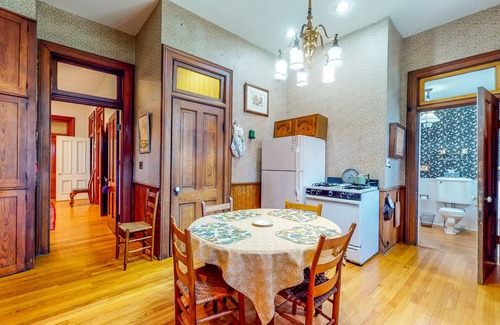 Springfield Maison | Historical Home w/ Modern Conveniences w/ Porches