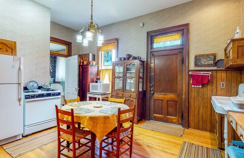Springfield Maison | Historical Home w/ Modern Conveniences w/ Porches