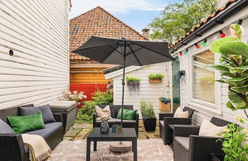 Sentrum Maison | Historical House W Private Patio - 550m from Bryggen