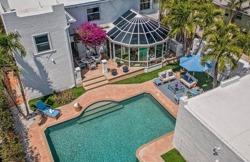 Grandview Heights Maison | Historical Residence | Heated Pool | Beach Proximity | Indigo Key | RESlDENCES