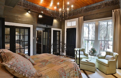 Sayles Blvd. Area Lit Et Petit-Déjeuner | Historical Sayles Blvd close to downtown and colleges