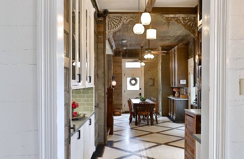 Sayles Blvd. Area Lit Et Petit-Déjeuner | Historical Sayles Blvd close to downtown and colleges
