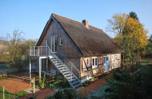 Bellin Maison | Historisches Reetdachhaus mit Bauwagen und großem Obstgarten