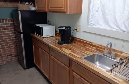 Franklin Lit Et Petit-Déjeuner | Charming 1-bedroom B&B Suite with WiFi and AC in Franklin, WV.