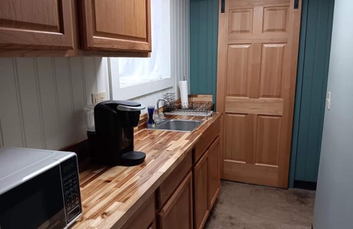 Franklin Lit Et Petit-Déjeuner | Charming 1-bedroom B&B Suite with WiFi and AC in Franklin, WV.