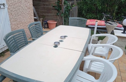 Saint-Hippolyte Maison | Holiday Home 'Avec Piscine 12 Personnes' with Private Pool, Shared Terrace and Wi-Fi