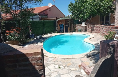Saint-Hippolyte Maison | Holiday Home 'Avec Piscine 12 Personnes' with Private Pool, Shared Terrace and Wi-Fi