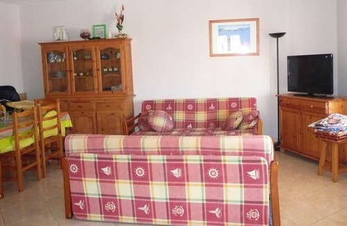 Saint-Hippolyte Maison | Homerez - Maison à 3 km de la plage pour 7 pers. avec piscine partagée et balcon