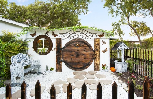 Fairview Maison | Hobbit House - Couples Hideaway