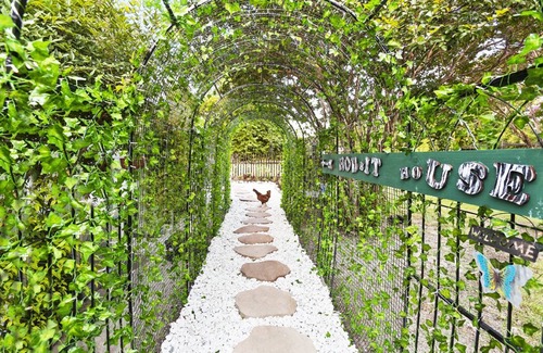 Fairview Maison | Hobbit House - Couples Hideaway