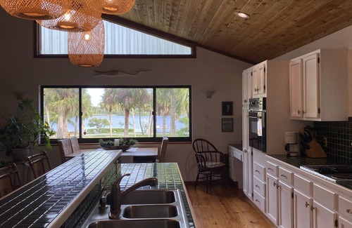 Hobe Sound Maison | Hobe Sound Waterfront Gem ~ Private Dock and Boat Launch ~ 3 min to the beach!