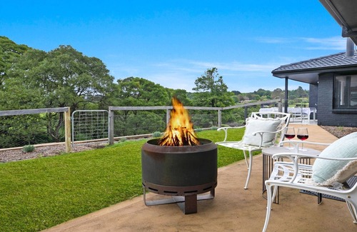 Robertson Maison | Hoddle Lane – rural views, fireplace and air conditioning