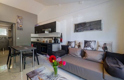 Saint-Cezaire-sur-Siagne Appartement | Appartement de vacances "Lou Paradou" avec piscine partagée, terrasse privée et Wi-Fi