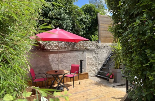 Sainte-Maure-de-Touraine Maison | Holiday Home 'Des Caves' with Shared Pool, Wi-Fi and Air Conditioning
