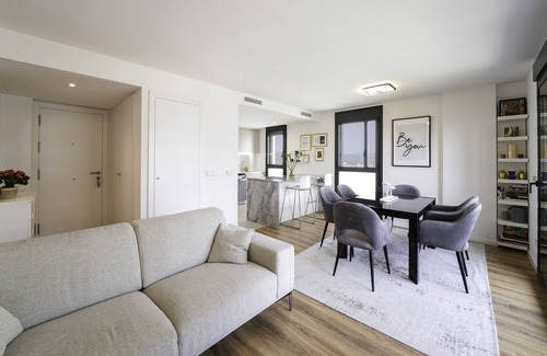 Cornella de Llobregat Appartement | Holiday Apartment "Sunsets and The Pool In Barcelona" with Balcony, Shared Pool & Wi-Fi