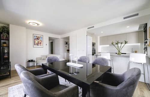 Cornella de Llobregat Appartement | Holiday Apartment "Sunsets and The Pool In Barcelona" with Balcony, Shared Pool & Wi-Fi