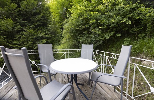 Bad Urach Appartement | Holiday Apartment 'Nachtigall' with Mountain View