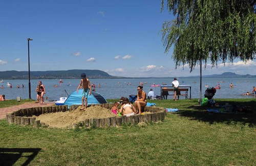 Balatonkeresztur Appartement | Appartement de vacances avec balancoire pour enfants et bac à sable