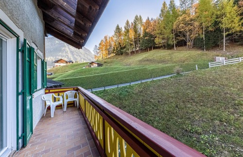San Giovanni di Fassa Appartement | Appartement de vacances "Ciasa Tach" avec vue sur les montagnes, balcon et Wi-Fi.