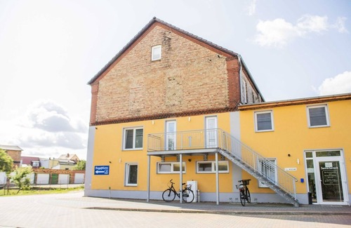 Neukalen Appartement | Holiday Apartment '4 - 6 People' with Shared Terrace and Wi-Fi