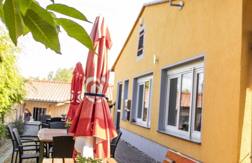 Neukalen Appartement | Holiday Apartment '4 - 6 People' with Shared Terrace and Wi-Fi