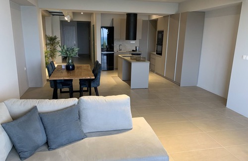 Ierapetra Appartement | Appartement de vacances "luxe urbain central" avec vue sur la mer, terrasse et Wi-Fi.