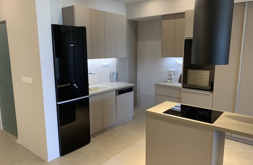 Ierapetra Appartement | Appartement de vacances "luxe urbain central" avec vue sur la mer, terrasse et Wi-Fi.